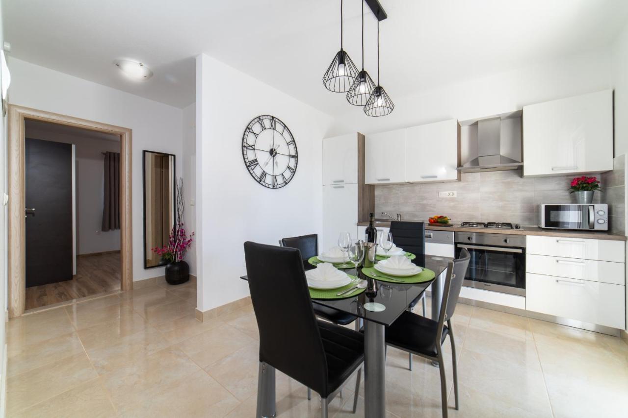 Villa Sun Garden - 4 Star Villa With Heated Swimming Pool, Quiet Bay, Bbq, 50M From The Sea Milna  Εξωτερικό φωτογραφία