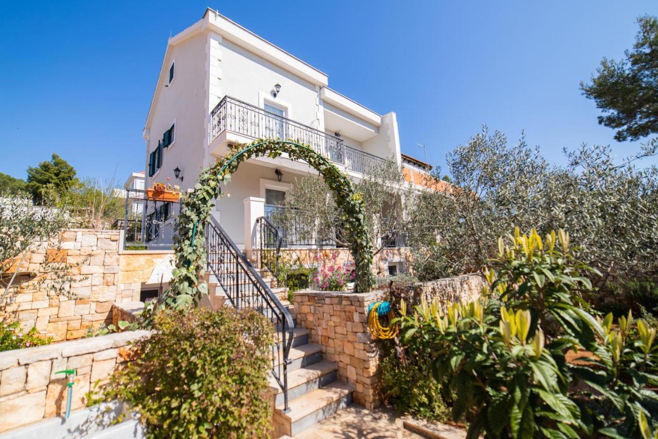 Villa Sun Garden - 4 Star Villa With Heated Swimming Pool, Quiet Bay, Bbq, 50M From The Sea Milna  Εξωτερικό φωτογραφία
