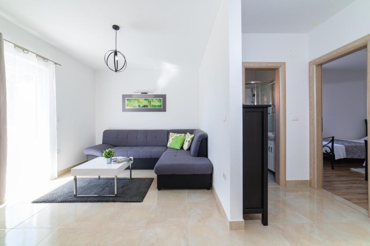 Villa Sun Garden - 4 Star Villa With Heated Swimming Pool, Quiet Bay, Bbq, 50M From The Sea Milna  Εξωτερικό φωτογραφία