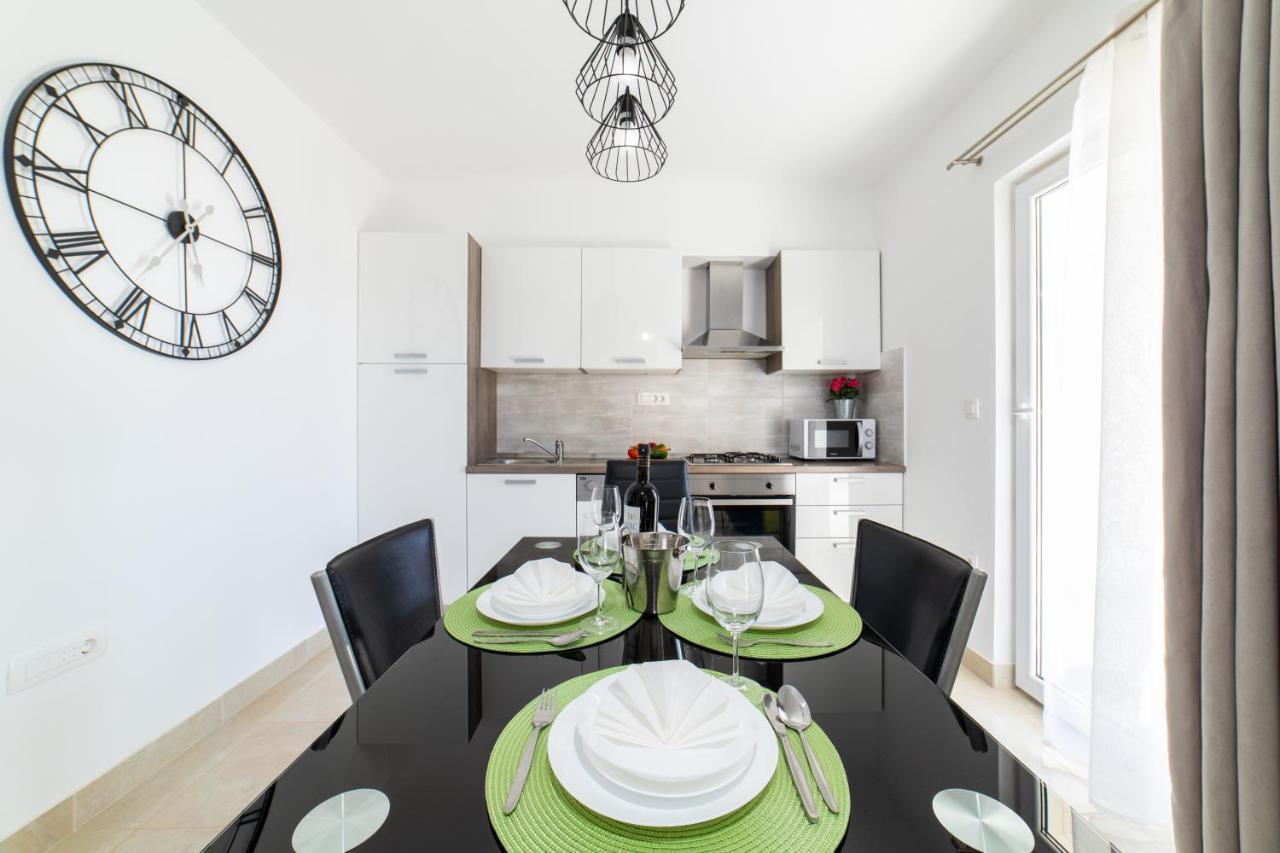 Villa Sun Garden - 4 Star Villa With Heated Swimming Pool, Quiet Bay, Bbq, 50M From The Sea Milna  Εξωτερικό φωτογραφία