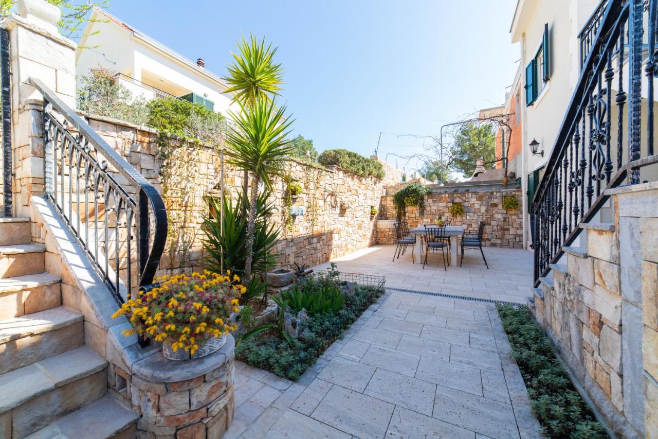 Villa Sun Garden - 4 Star Villa With Heated Swimming Pool, Quiet Bay, Bbq, 50M From The Sea Milna  Εξωτερικό φωτογραφία