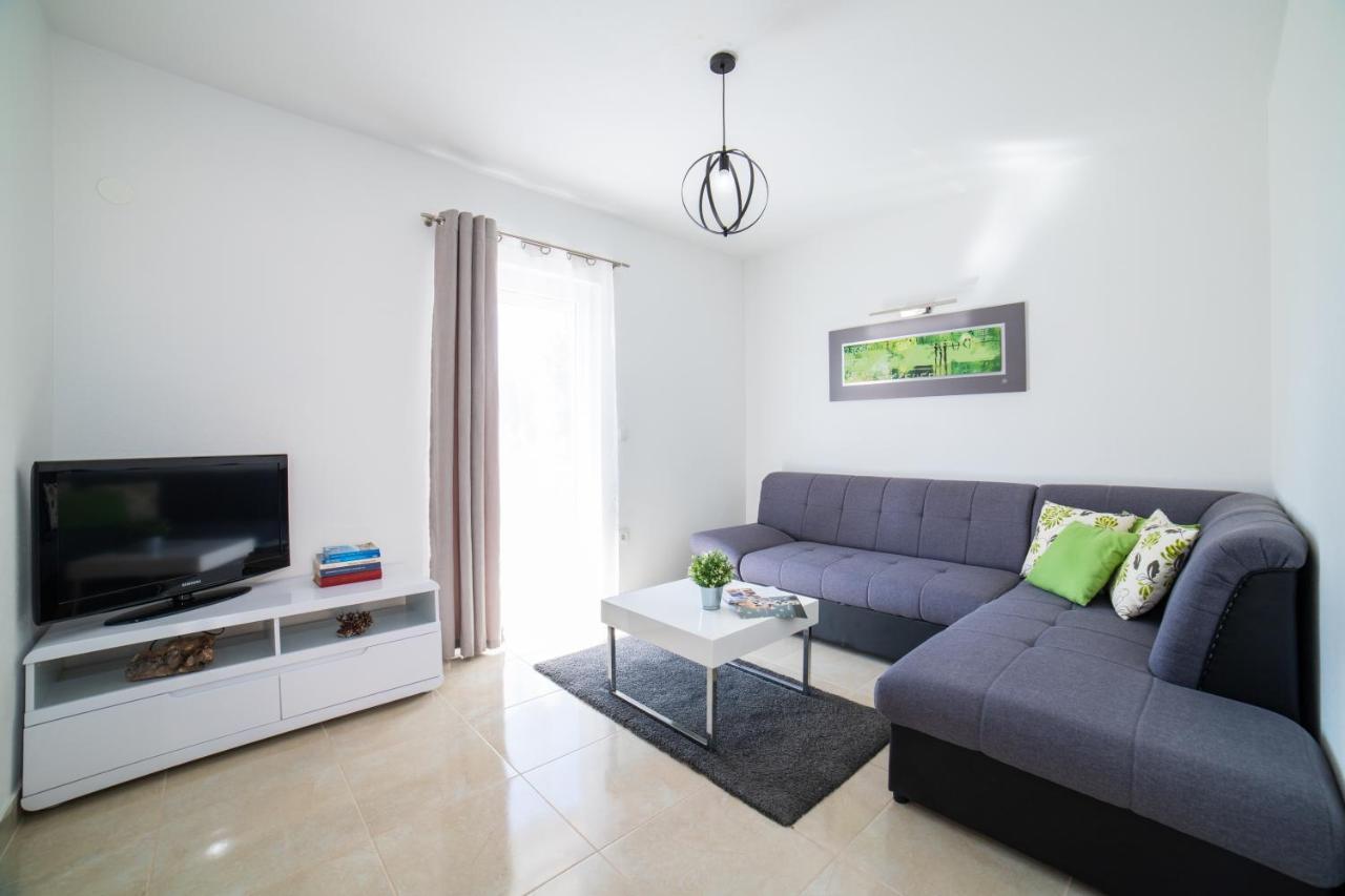 Villa Sun Garden - 4 Star Villa With Heated Swimming Pool, Quiet Bay, Bbq, 50M From The Sea Milna  Εξωτερικό φωτογραφία