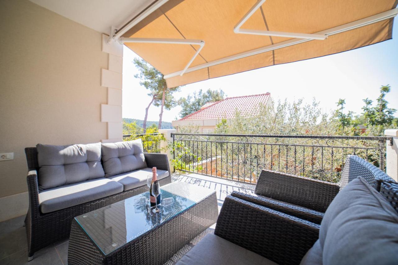 Villa Sun Garden - 4 Star Villa With Heated Swimming Pool, Quiet Bay, Bbq, 50M From The Sea Milna  Εξωτερικό φωτογραφία