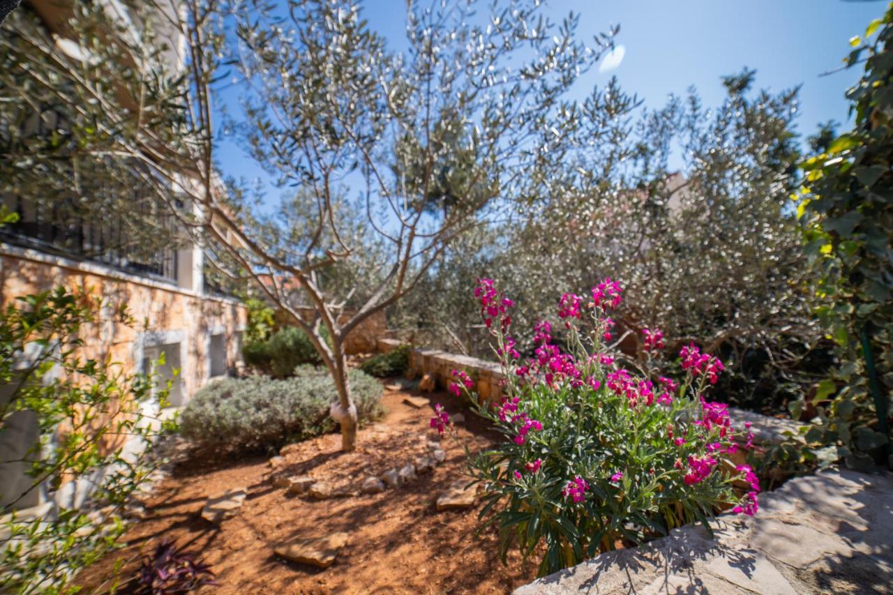 Villa Sun Garden - 4 Star Villa With Heated Swimming Pool, Quiet Bay, Bbq, 50M From The Sea Milna  Εξωτερικό φωτογραφία