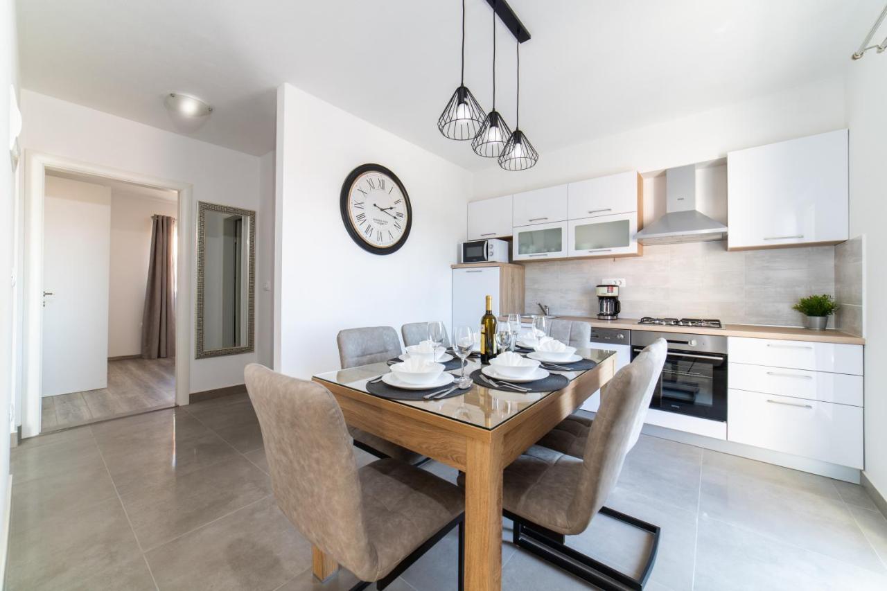 Villa Sun Garden - 4 Star Villa With Heated Swimming Pool, Quiet Bay, Bbq, 50M From The Sea Milna  Εξωτερικό φωτογραφία