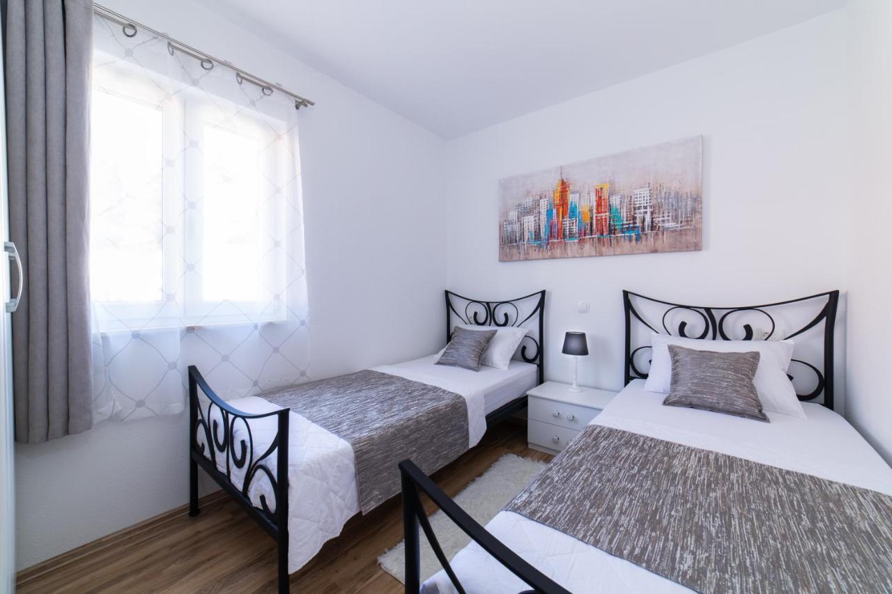 Villa Sun Garden - 4 Star Villa With Heated Swimming Pool, Quiet Bay, Bbq, 50M From The Sea Milna  Εξωτερικό φωτογραφία