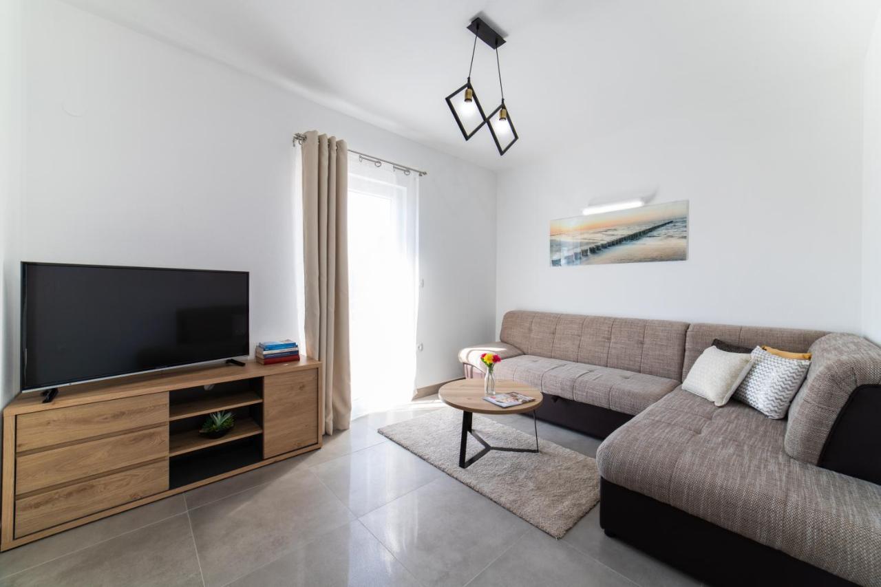 Villa Sun Garden - 4 Star Villa With Heated Swimming Pool, Quiet Bay, Bbq, 50M From The Sea Milna  Εξωτερικό φωτογραφία