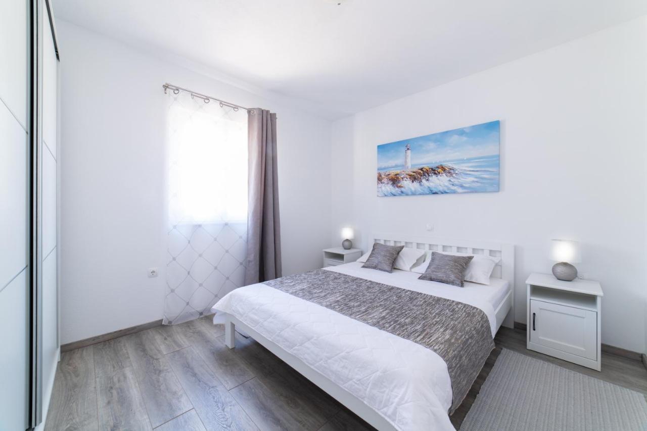 Villa Sun Garden - 4 Star Villa With Heated Swimming Pool, Quiet Bay, Bbq, 50M From The Sea Milna  Εξωτερικό φωτογραφία