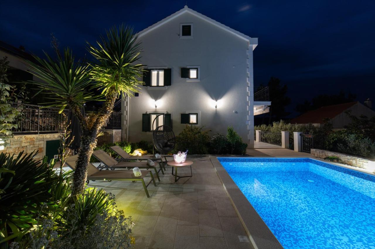 Villa Sun Garden - 4 Star Villa With Heated Swimming Pool, Quiet Bay, Bbq, 50M From The Sea Milna  Εξωτερικό φωτογραφία