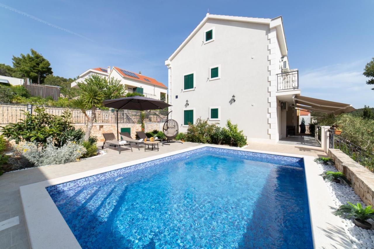 Villa Sun Garden - 4 Star Villa With Heated Swimming Pool, Quiet Bay, Bbq, 50M From The Sea Milna  Εξωτερικό φωτογραφία
