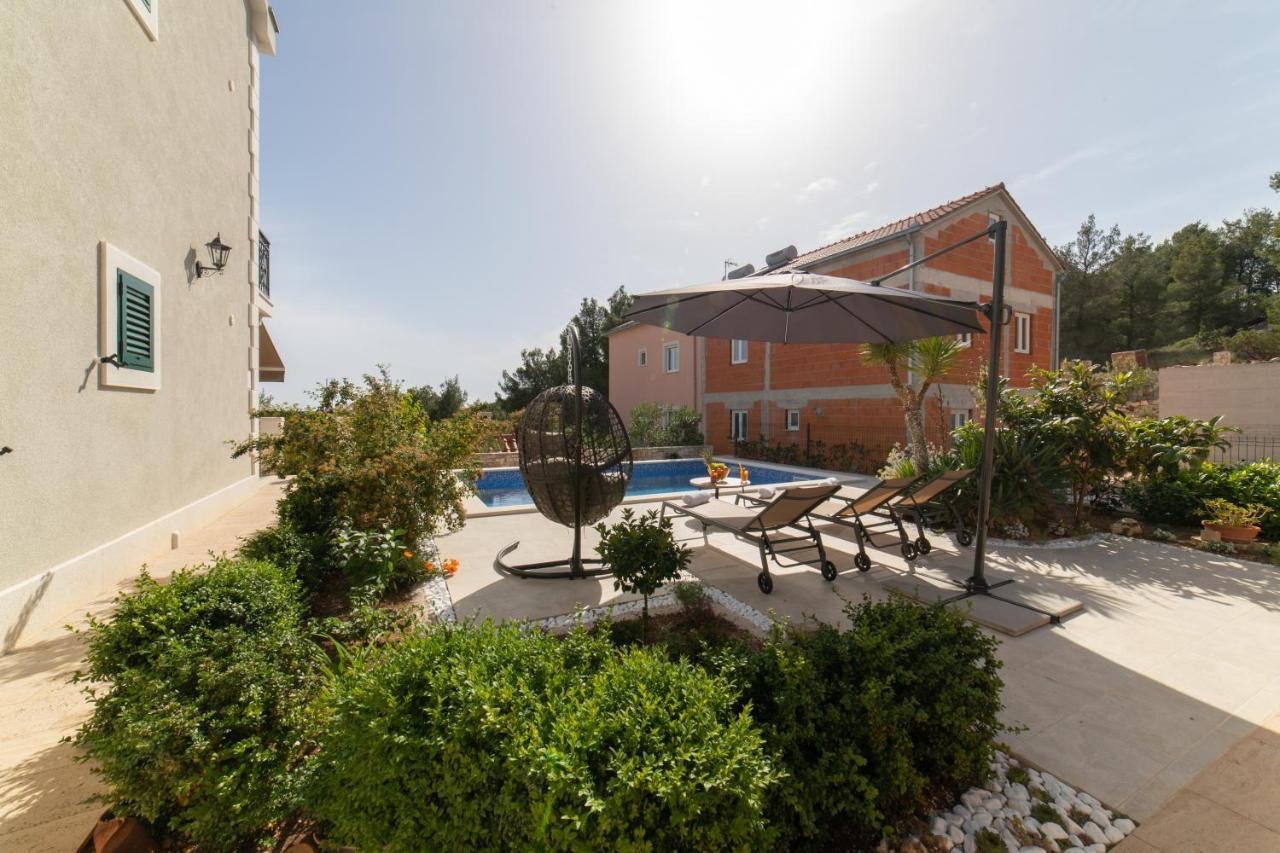 Villa Sun Garden - 4 Star Villa With Heated Swimming Pool, Quiet Bay, Bbq, 50M From The Sea Milna  Εξωτερικό φωτογραφία